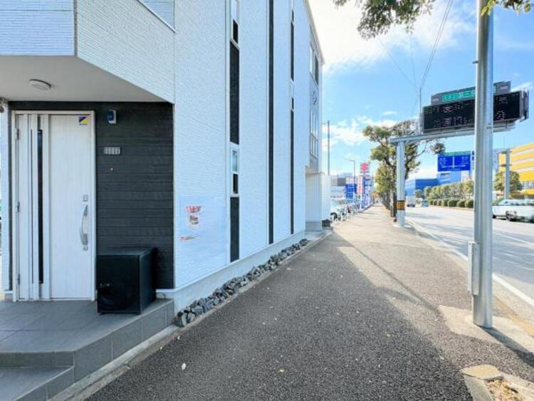 外観 ●〇第一種低層住居専用地域の良好な住環境が保たれたエリア。低層の一戸建てを中心とした街並みが整然と続き、周辺は高い建物が建っておらず、採光や開放性に恵まれ、空が広く緑の多い閑静な趣を感じる環境です〇● 