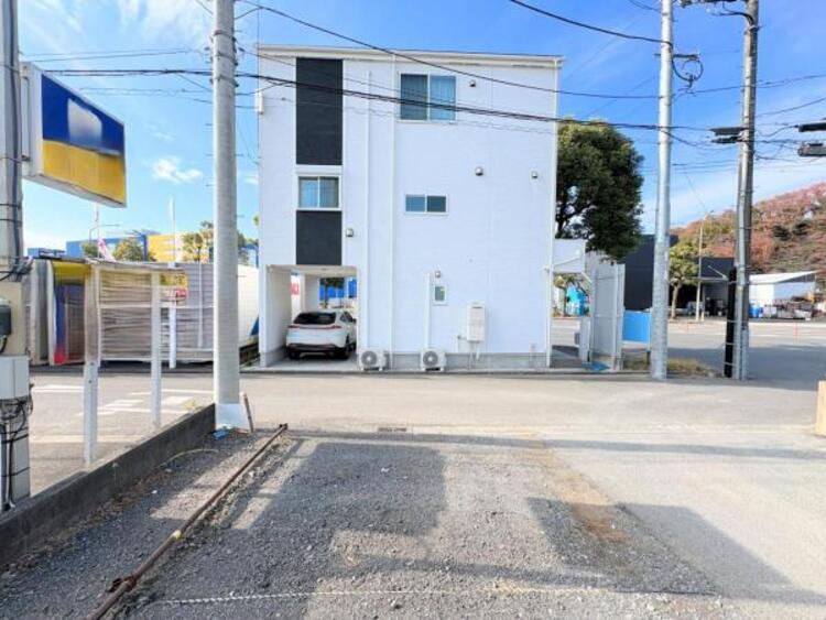 外観 ●〇深く豊かな緑と爽快な青い空を感じる、まるで杜の中に暮らすような心地よさを存分に堪能いただける邸宅です。最高グレードの設備仕様を標準装備したデザイナーズ住宅が便利で快適な新生活をお届けいたします〇● 