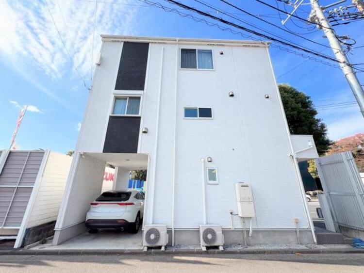 外観 ●〇ここから始まる「日常」はご家族にとってかけがえのない時間となります。少しでも豊かに、快適に。そんな想いから本邸宅は生まれました。周辺には利便性の高い施設や緑にあふれ、永住の地に相応しい環境です〇● 