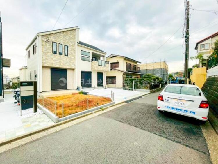 外観 閑静な住宅地に馴染む落ち着いた色合いの贅沢な空間！！毎日のお散歩も快適なエリア！