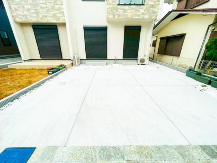 駐車場 広々した駐車場でゆとりをもって駐車することが可能です。