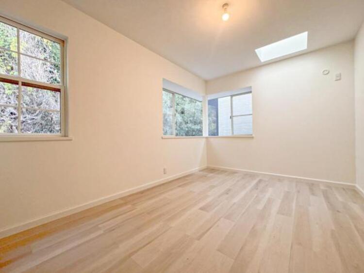 内装 自分の時間を充実させながら心豊かにできるプライベート空間！！穏やかな寛ぎを届ける仕様のゆとりある居室。個室のお部屋が欲しいという要望に応える設計で、過ごす時間が長くてもゆったり落ち着いて過ごせそう！！