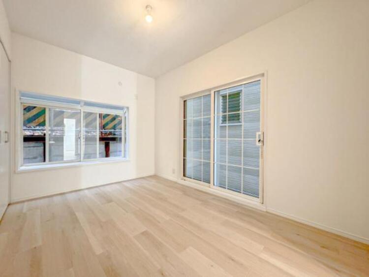 内装 採光を確保した明るい室内は風通しも良く穏やかな時が流れます！様々な生活スタイルにも対応可能な間取り。採光もアクセントの一つとして。この明るい好みの空間で読書をしたり、音楽を聞いたりと一人の時間も充実！