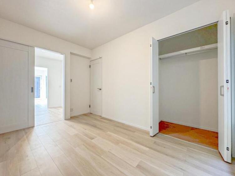 内装 採光を確保した明るい室内は風通しも良く穏やかな時が流れます！様々な生活スタイルにも対応可能な間取り。採光もアクセントの一つとして。この明るい好みの空間で読書をしたり、音楽を聞いたりと一人の時間も充実！