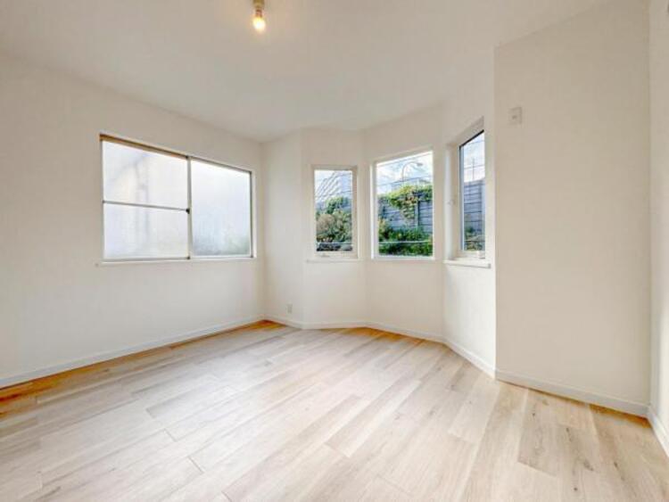 居間 家族の会話や笑顔が行き交うリビングで、子供を走り回らせたい。ダイニングテーブルでゆったり食事を堪能。光と風が溢れる開放的なリビングダイニングには、くつろぎの空間を生み自然と家族みんなが集まってきます