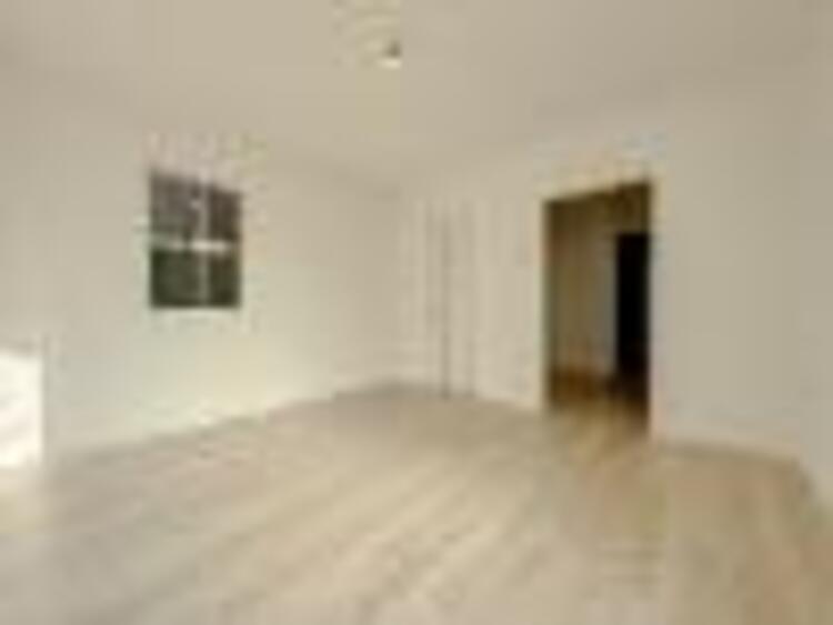 居間 お天気が晴れの日は照明をつけなくても充分明るいリビングです！どこか落ち着きのある広々とした内装です！皆で過ごす空間が、目に浮かんでくる様な優しいリビングダイニングです！くつろいだり楽しい時間を是非！