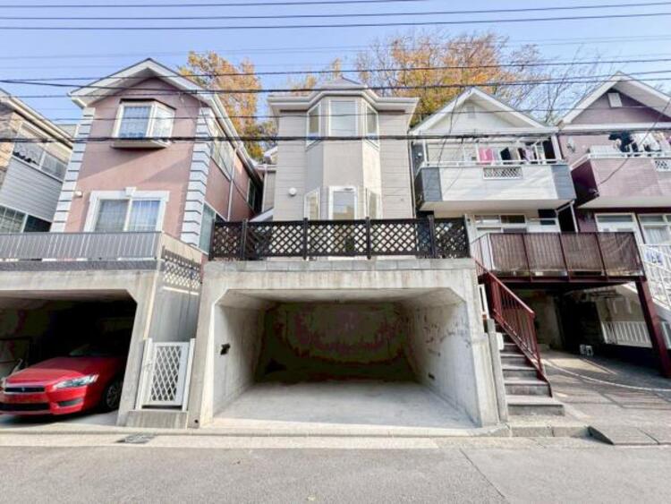 外観 住みやすさとデザイン性を両立させた欲張りな住宅が登場しました　相反しがちなことが相互作用でより良質に！本物だけが表現することができる質の高い機能美はよきものをつなげた古くからの伝統と最新技術の結晶です 