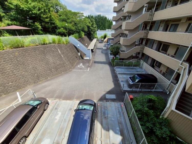 居間 【2025年8月撮影】駐車場