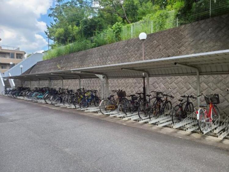 居間 【2025年8月撮影】駐輪場