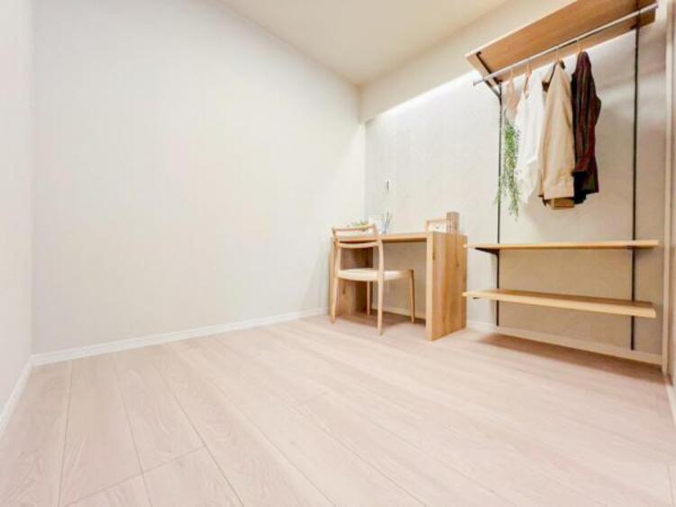 内装 居室はひとり時間を過ごせる安らげるお部屋として活用できます！収納スペースあり！荷物が多くても十分！！ベッドや勉強机、テレビなどを置きたい場合におすすめ！！過ごす時間が長くてもゆったり過ごせそうですね！ 