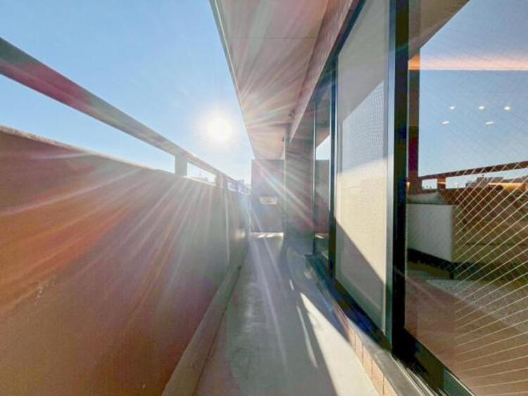 内装 採光を確保した明るい室内は風通しも良く穏やかな時が流れます！様々な生活スタイルにも対応可能な間取り。採光もアクセントの一つとして。この明るい好みの空間で読書をしたり、音楽を聞いたりと一人の時間も充実！ 