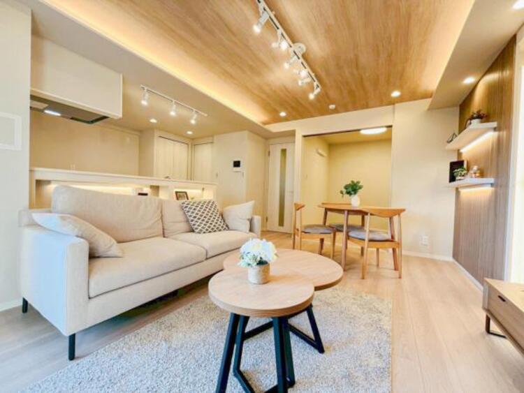 居間 家族の会話や笑顔が行き交うリビングで、子供を走り回らせたい。ダイニングテーブルでゆったり食事を堪能。光と風が溢れる開放的なリビングダイニングには、くつろぎの空間を生み自然と家族みんなが集まってきます 