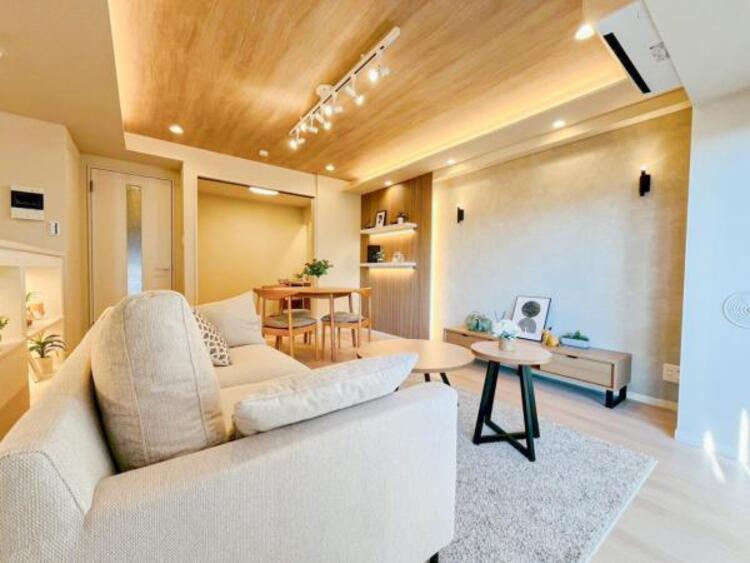 居間 お天気が晴れの日は照明をつけなくても充分明るいリビングです！どこか落ち着きのある広々とした内装です！皆で過ごす空間が、目に浮かんでくる様な優しいリビングダイニングです！くつろいだり楽しい時間を是非！ 