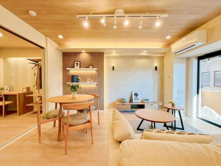 居間 リビングにあふれる採光と心地よい風のつどう調和された空間！！生活を彩る充実した日々が過ごせそうです。家族の滞在期間が長くなることを予測して、設計士が思いと工夫をこらした自慢のリビングダイニング！！！ 