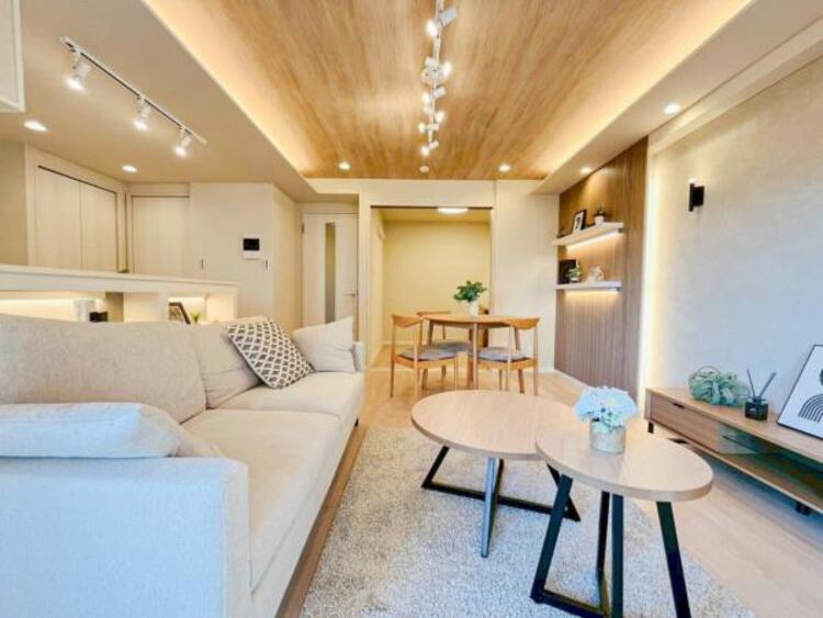 居間 開放感とプライベート感が見事に両立されたリビングダイニング！通常では相反するファクターがともにそろうと極上のくつろぎ空間が生まれます。だれにも譲りたくない至福の空間で過ごす日々は生活をより豊かにします 