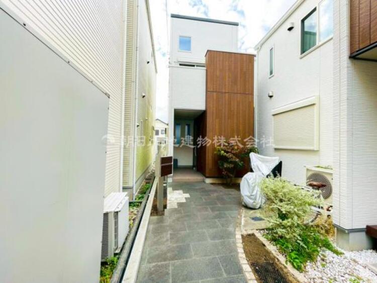 外観 【外観】閑静な住宅地に馴染む落ち着いた色合いの贅沢な空間！！毎日のお散歩も快適なエリア！ 