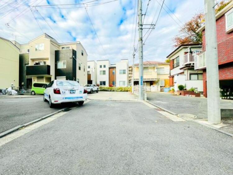 外観 【外観】前面は車通りの少ない道路でしっかり舗装もされています。ベビーカーや自転車も安心に通行できます 