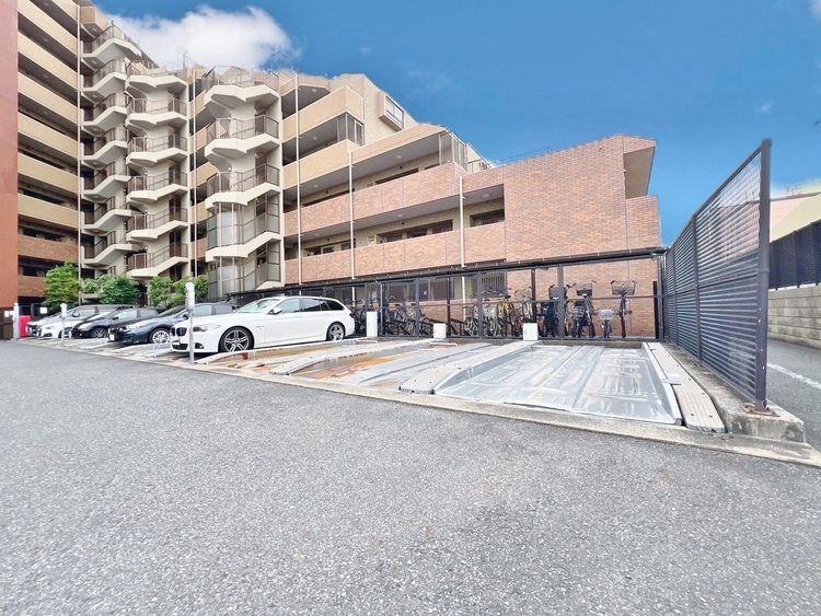 駐車場 本物件の駐車スペースです。車種制限のある場合もございますので、お気軽にお問い合わせくださいませ。