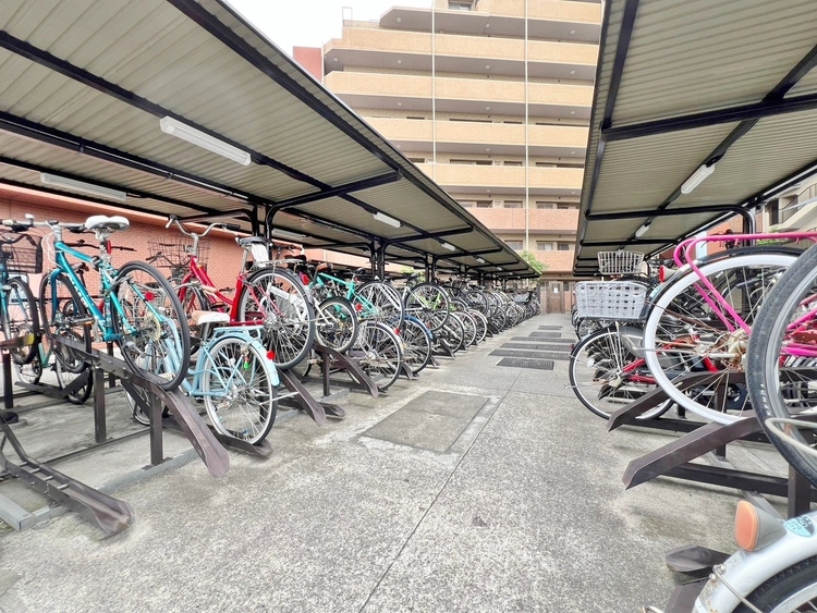 設備 整理整頓された駐輪場で、管理体制の良好さがうかがえます。