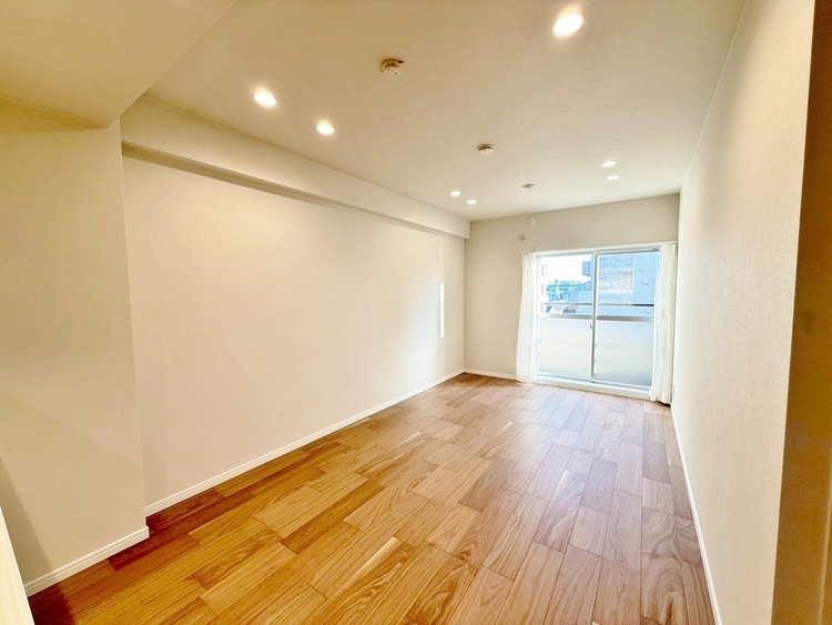 居間 忙しく過ぎゆく日常を置き去るほど、ゆったりした時間が流れるリビング。