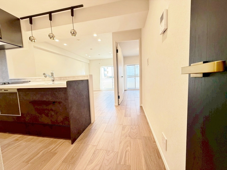 居間 居心地の良い空気感は、暮らしのステージを彩り、心からのやすらぎと満足感を与えてくれます。