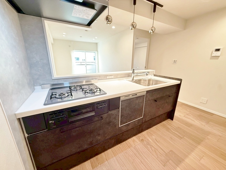 キッチン スマートな意匠と充実の機能を備えたキッチンが、暮らしにおいしい彩りを添えます。