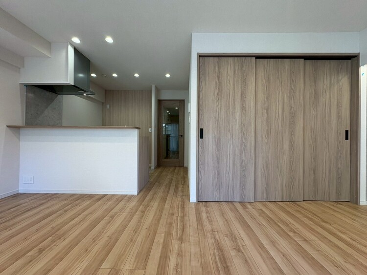 居間 飾り過ぎないシンプルな内装と偏り過ぎないデザインで統一しました。