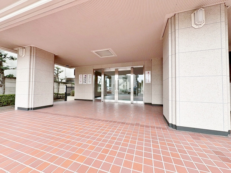 エントランス 外と内をつなぐエントランスは、まさに顔となる場所。