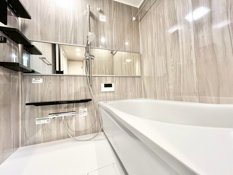 風呂 一日の疲れを癒すバスルームは、心地よいリラックスを叶える清潔感溢れる空間です。