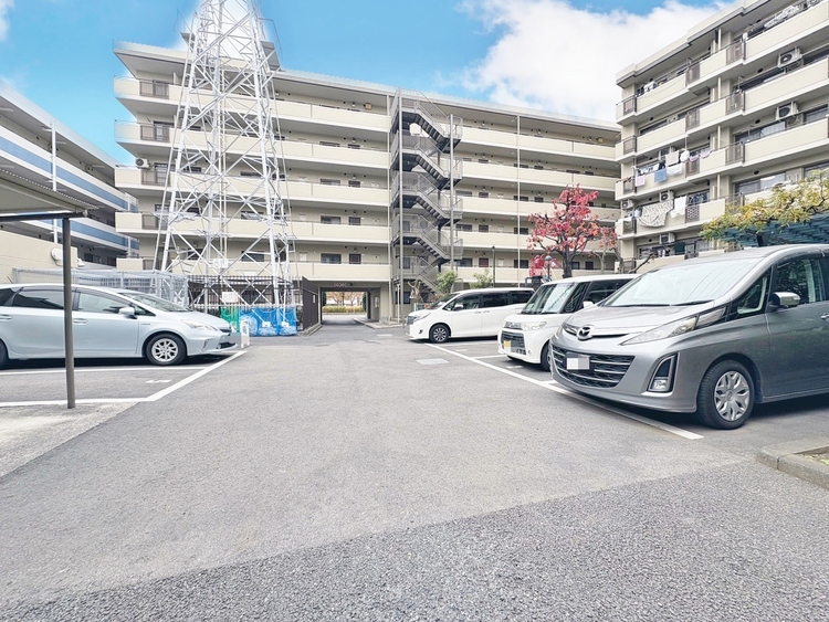 駐車場 本物件の駐車スペースです。車種制限のある場合もございますので、お気軽にお問い合わせくださいませ。