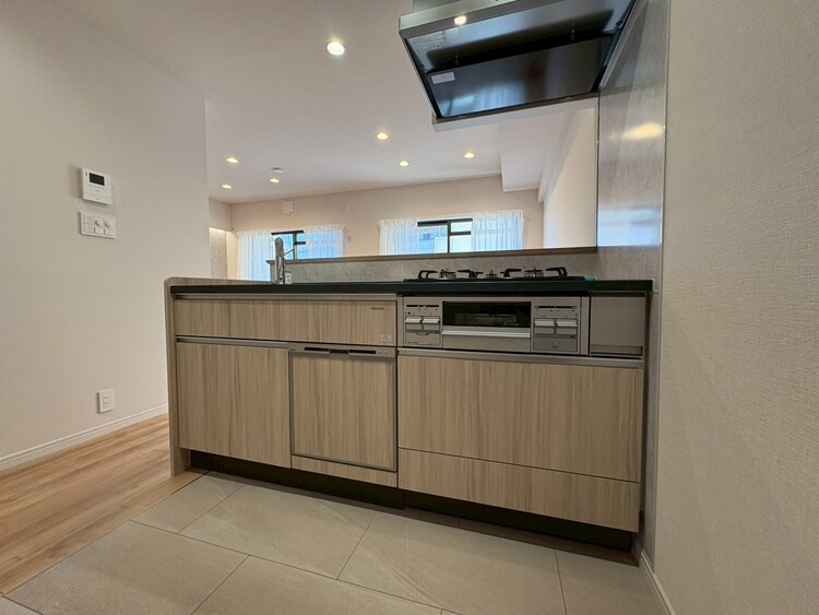 キッチン スマートな意匠と充実の機能を備えたキッチンが、暮らしにおいしい彩りを添えます。