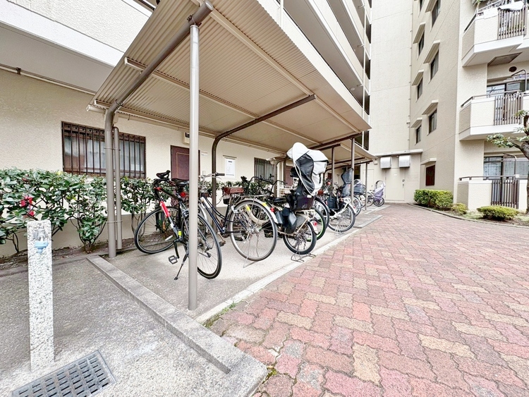 設備 きちんと整備された駐輪場。住む方の心遣いが感じられます。