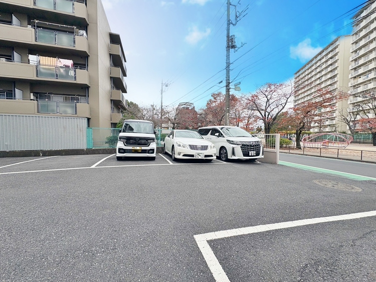 駐車場 本物件の駐車スペースです。車種制限のある場合もございますので、お気軽にお問い合わせくださいませ。