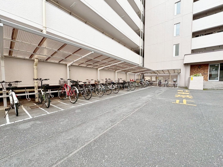 設備 きちんと整備された駐輪場。住む方の心遣いが感じられます。