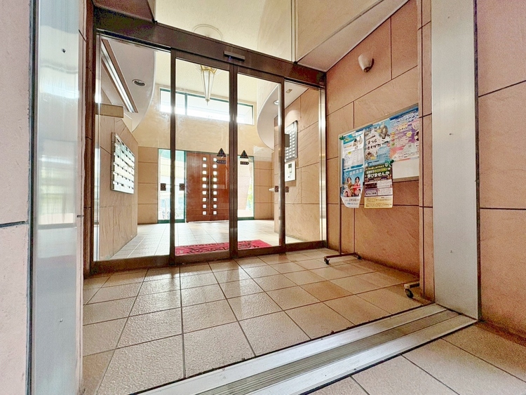 エントランス エントランス内部は、管理が行き届き清潔な共有スペースとなっています。