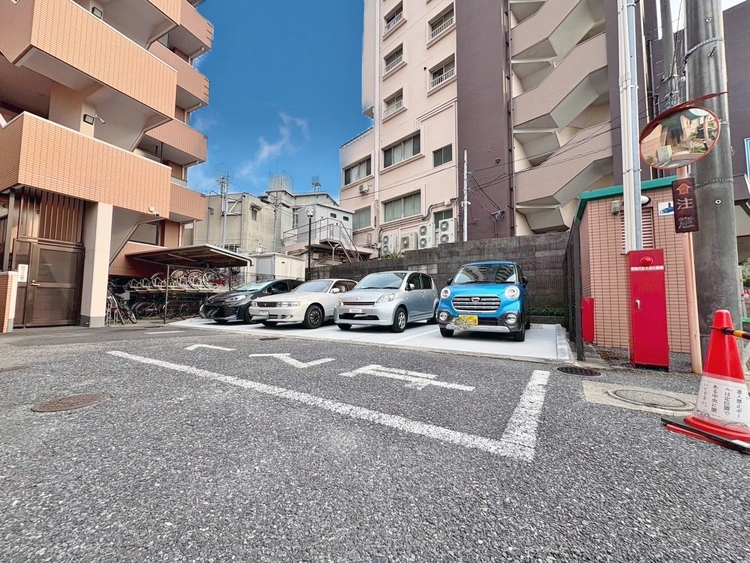 駐車場 本物件の駐車スペースです。車種制限のある場合もございますので、お気軽にお問い合わせくださいませ。