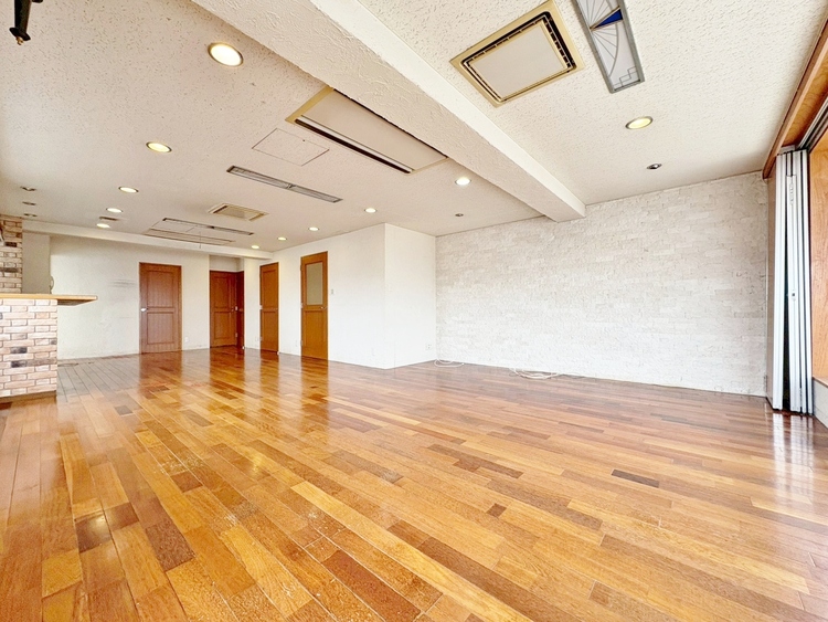 居間 忙しく過ぎゆく日常を置き去るほど、ゆったりした時間が流れるリビング。