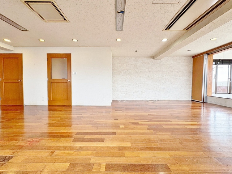 居間 居心地の良い空気感は、暮らしのステージを彩り、心からのやすらぎと満足感を与えてくれます。