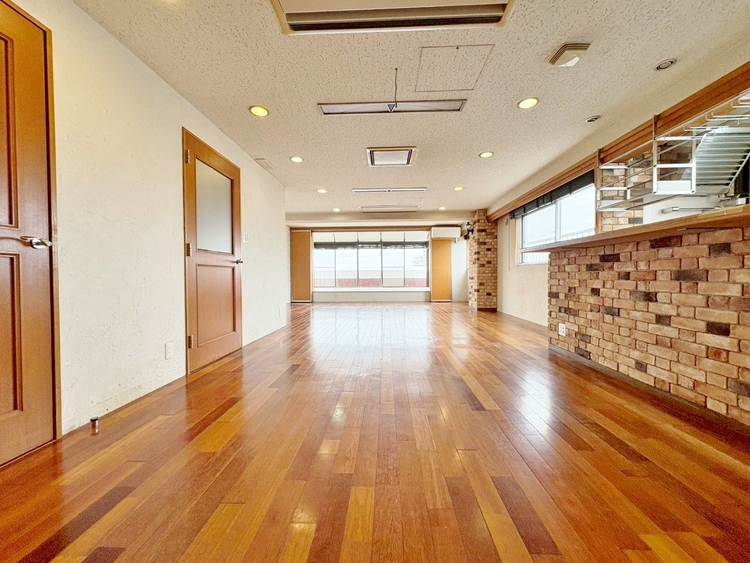 居間 快適に過ごす毎日を求めて、暮らしの中でご自身の「マイホーム」に創り上げてください。