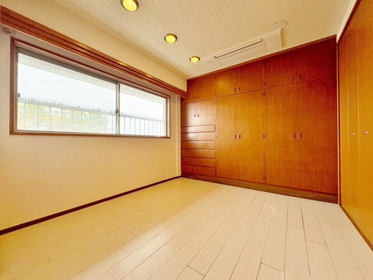 寝室 ベッドも十分に設置するスペースがあります。