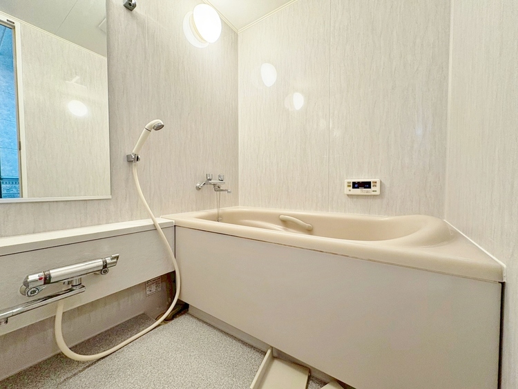 風呂 一日の疲れを癒すバスルームは、心地よいリラックスを叶える清潔感溢れる空間です。