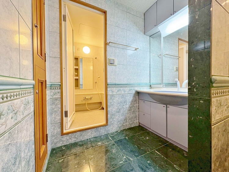 洗面 清潔感と心地よさを重視した、上質感漂うパウダールーム。