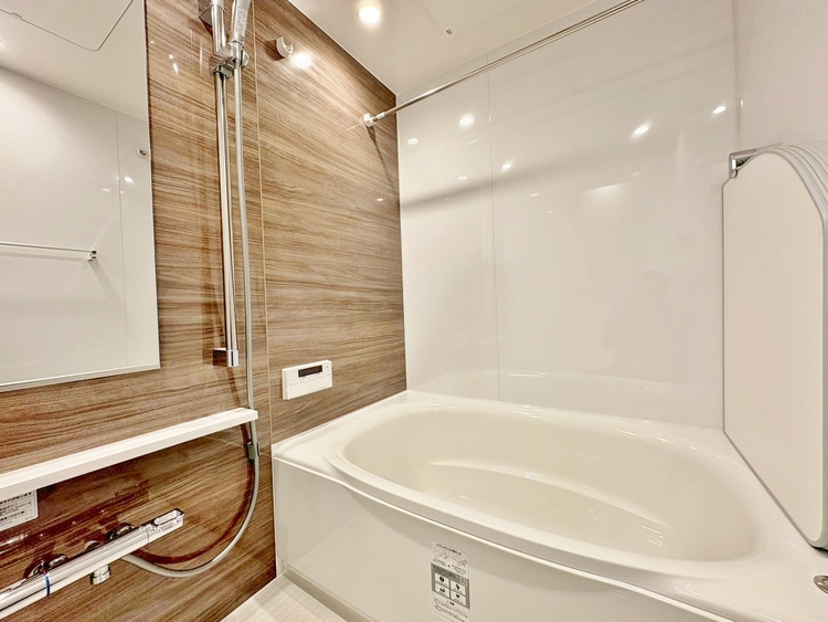 風呂 一日の疲れを癒すバスルームは、心地よいリラックスを叶える清潔感溢れる空間です。