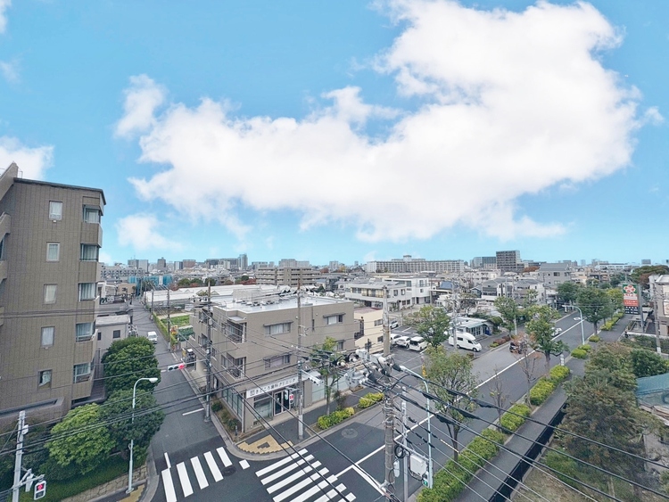 バルコニー 窓を開けると広がる青空。心をリフレッシュして日々を過ごしていきましょう。