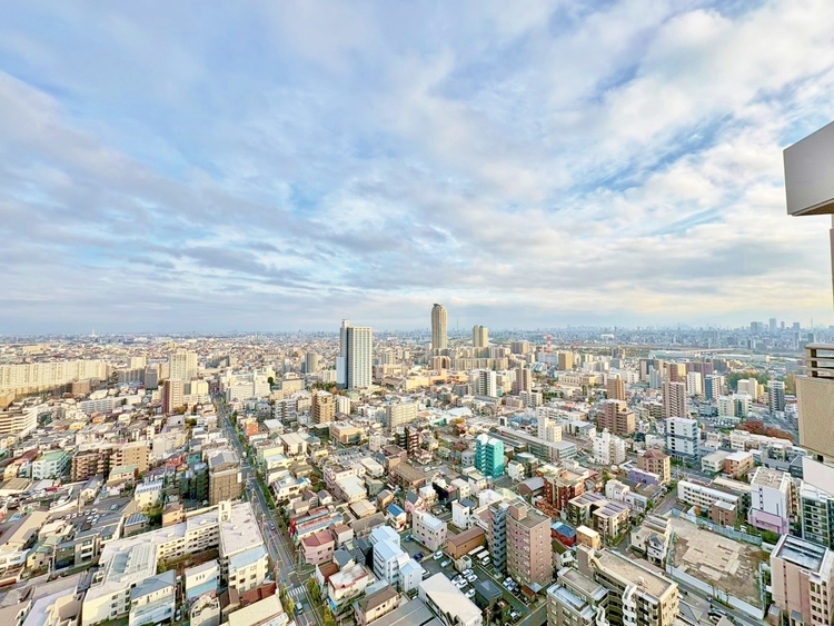 バルコニー 窓を開けると広がる青空。心をリフレッシュして日々を過ごしていきましょう。