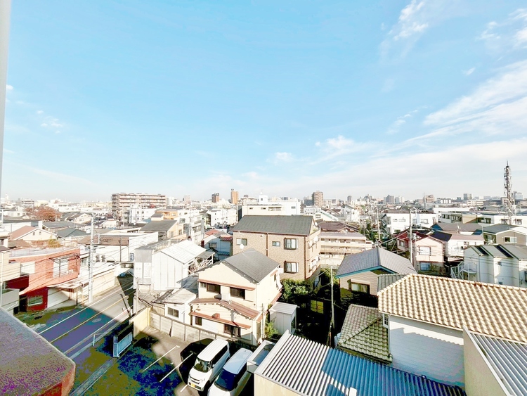 バルコニー 窓を開けると広がる青空。心をリフレッシュして日々を過ごしていきましょう。