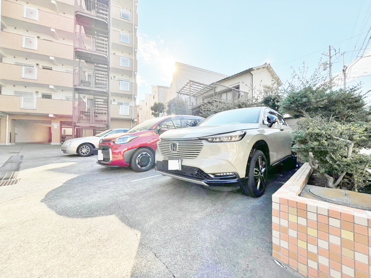 駐車場 本物件の駐車スペースです。車種制限のある場合もございますので、お気軽にお問い合わせくださいませ。