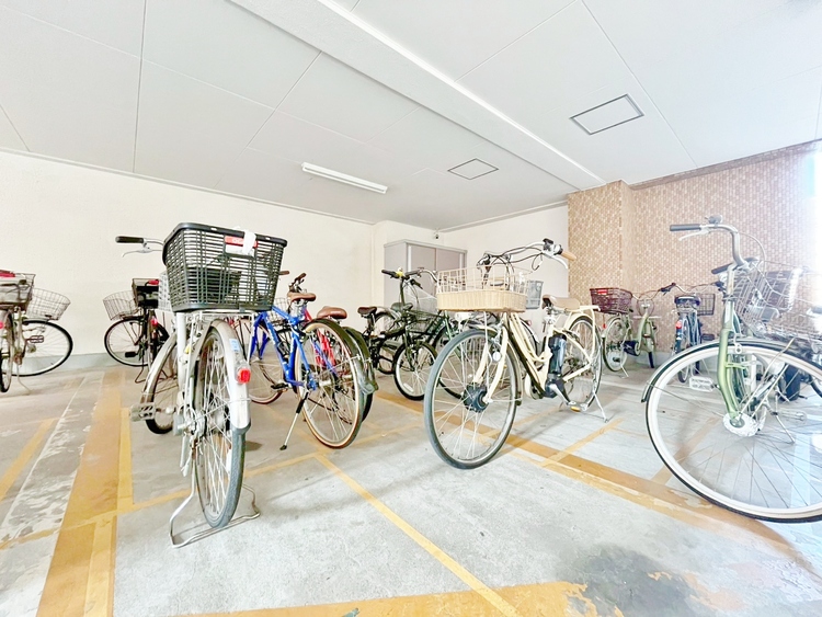 設備 整理整頓された駐輪場で、管理体制の良好さがうかがえます。