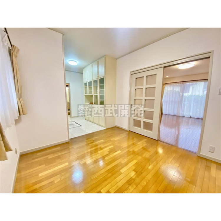 内装 ダイニングとリビングが分かれています。