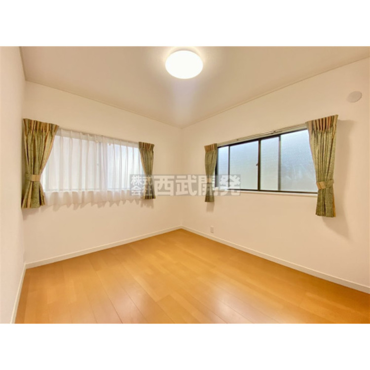 内装 明かり取りの窓が一つあるだけでお部屋の印象がぐっと変わります。細やかな気遣いが感じられるこだわりですね。